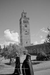 Image du Maroc Professionnelle de  L'ancien minaret de la Koutoubia, érigé en pierre de taille, son édification fut décidée en 1158 par le sultan Almohade Abdel Moumen aussitôt après sa conquête de Marrakech. Devenu l'emblème de la ville touristique du Maroc, ce vieux minaret nécessite une restauration car il est incliné de quelques degré et risque de s'écrouler si rien n'est fait, photographié le Vendredi 19 Décembre 1986. (Photo / Abdeljalil Bounhar)